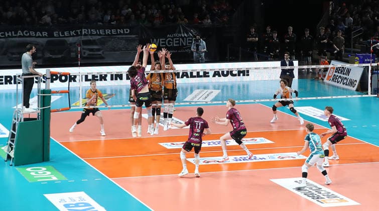Max Schmeling Halle Spielfeld Übersicht, links Schiedsrichter Volleyball Bundesliga Playoff Viertelfinale Herren Saison 2025 2026 28.03.2026 BR Volleys Berlin BRV vs Netzhoppers KW Königswusterhausen