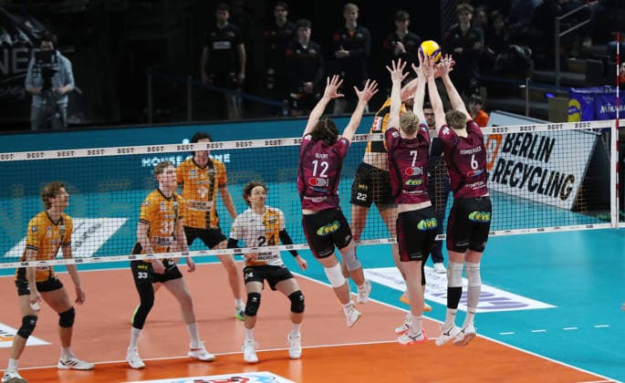 Jake Hanes im Angriff, Isaiah Olfert, Carl Möller, Lovis Homberger im Block Zweikampf Spielszene Aktion Volleyball Bundesliga Playoff Viertelfinale Herren Saison 2025 2026 28.03.2026 BR Volleys Berlin BRV vs Netzhoppers KW Königswusterhausen