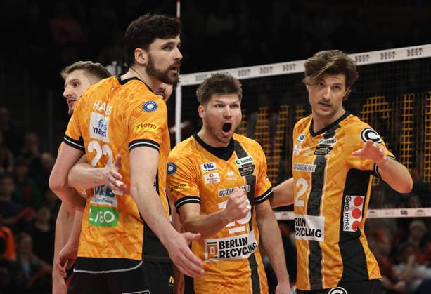 Florian Krage Brewitz, Jake Hanes, Ruben Schott, Matthew Knigge jubelt Freude Emotion Jubel Volleyball Bundesliga Playoff Viertelfinale Herren Saison 2025 2026 28.03.2026 BR Volleys Berlin BRV vs Netzhoppers KW Königswusterhausen