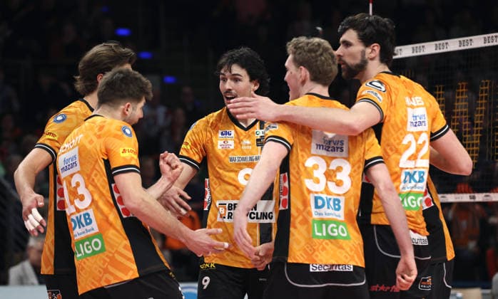 Matthew Knigge, Ruben Schott, Nolan Flexen, Fedor Ivanov, Florian Krage Brewitz, Jake Hanes jubelt nach Punktgewinn Freude Emotion Jubel Volleyball Bundesliga Playoff Viertelfinale Herren Saison 2025 2026 28.03.2026 BR Volleys Berlin BRV vs Netzhoppers KW Königswusterhausen