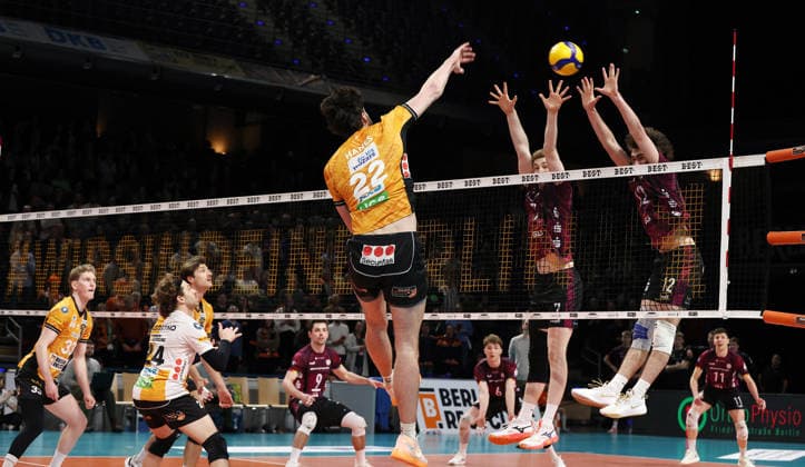 Jake Hanes verwandelt den Matchball, Carl Möller, Isaiah Olfert im Block Zweikampf Spielszene Aktion Volleyball Bundesliga Playoff Viertelfinale Herren Saison 2025 2026 28.03.2026 BR Volleys Berlin BRV vs Netzhoppers KW Königswusterhausen