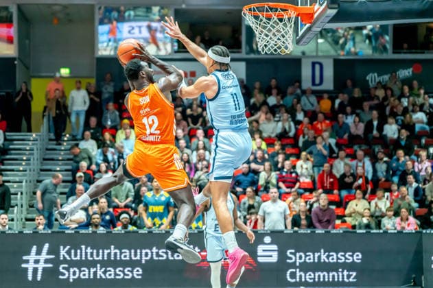 Chemnitz, Deutschland 28. März 2026: 1.BBL 2025 2026 Niners Chemnitz gegen EWE Baskets Oldenburg Im Bild: v. li. im Zweikampf Amadou Sow (99) und Nicholas Tischler (EWE) Copyright: xFotostandx xNachtigallx