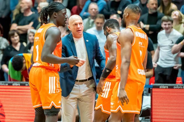 Chemnitz, Deutschland 28. März 2026: 1.BBL 2025 2026 Niners Chemnitz gegen EWE Baskets Oldenburg Im Bild: Aher Uguak (99), Head Coach Rodrigo Pastore (99), Corey Davis (99) und John Newman III (99) bei einer Spielunterbrechung Copyright: xFotostandx xNachtigallx