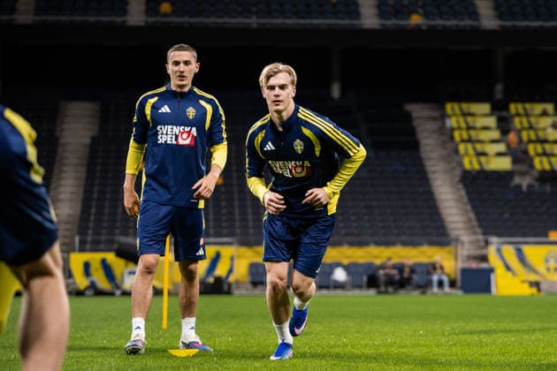 260329 Gustaf Lagerbielke and Lucas Bergvall of the Swedish national football team at a training session on March 29, 2026 in Stockholm. Photo: Johanna Säll BILDBYRAN kod JL JL0610 fotboll football soccer fotball vm-kval kval FIFA World Cup, WM, Weltmeisterschaft, Fussball qualifier qualifier träning practice training sverige sweden sverige a bbeng Copyright: JOHANNAxSÄLL BB260329BB643