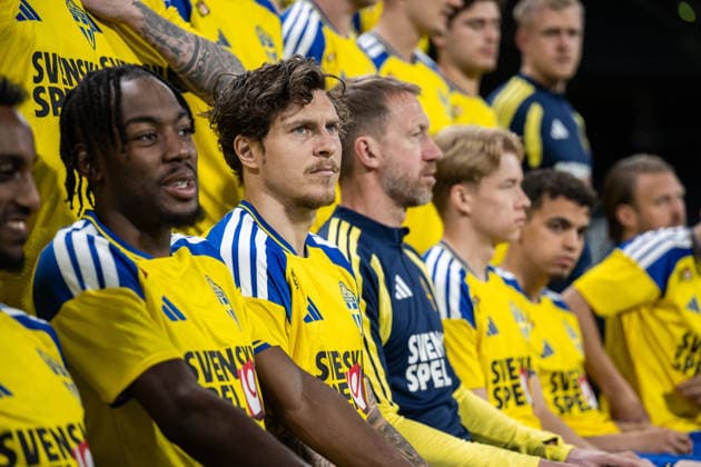 260329 Anthony Elanga and Victor Nilsson Lindelöf of the Swedish national football team during a team photo session on March 29, 2026 in Stockholm. Photo: Johanna Säll BILDBYRAN kod JL JM0812 bbeng fotboll football soccer fotball vm-kval FIFA World Cup, WM, Weltmeisterschaft, Fussball qualifier lagbild team photo sverige sweden sverige a Copyright: JOHANNAxSÄLL BB260329BB645