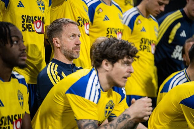 260329 Anthony Elanga, Victor Nilsson Lindelöf and head coach Graham Potter of the Swedish national football team during a team photo session on March 29, 2026 in Stockholm. Photo: Johanna Säll BILDBYRAN kod JL JM0812 bbeng fotboll football soccer fotball vm-kval FIFA World Cup, WM, Weltmeisterschaft, Fussball qualifier lagbild team photo sverige sweden sverige a Copyright: JOHANNAxSÄLL BB260329BB648