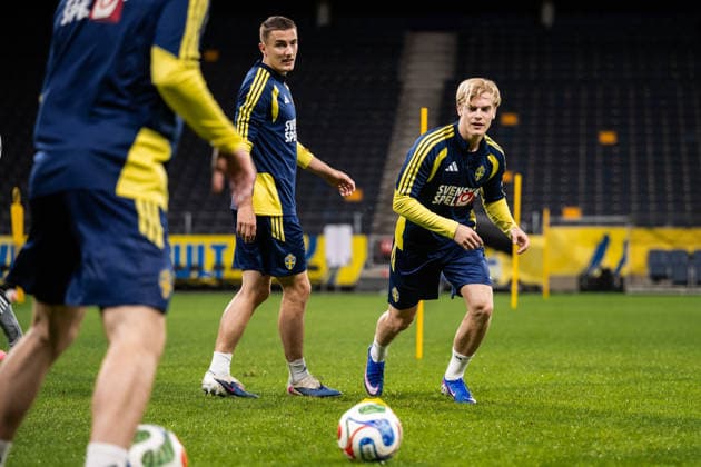 260329 Gustaf Lagerbielke and Lucas Bergvall of the Swedish national football team at a training session on March 29, 2026 in Stockholm. Photo: Johanna Säll BILDBYRAN kod JL JL0610 fotboll football soccer fotball vm-kval kval FIFA World Cup, WM, Weltmeisterschaft, Fussball qualifier qualifier träning practice training sverige sweden sverige a bbeng Copyright: JOHANNAxSÄLL BB260329BB666