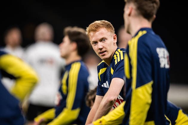 260329 Hugo Larsson of the Swedish national football team at a training session on March 29, 2026 in Stockholm. Photo: Johanna Säll BILDBYRAN kod JL JL0610 fotboll football soccer fotball vm-kval kval FIFA World Cup, WM, Weltmeisterschaft, Fussball qualifier qualifier träning practice training sverige sweden sverige a bbeng Copyright: JOHANNAxSÄLL BB260329BB684