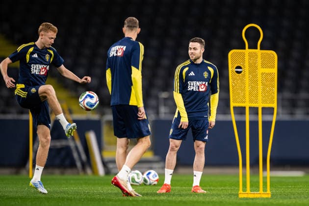 260329 Hugo Larsson and Gabriel Gudmundsson of the Swedish national football team at a training session on March 29, 2026 in Stockholm. Photo: Johanna Säll BILDBYRAN kod JL JL0610 fotboll football soccer fotball vm-kval kval FIFA World Cup, WM, Weltmeisterschaft, Fussball qualifier qualifier träning practice training sverige sweden sverige a bbeng Copyright: JOHANNAxSÄLL BB260329BB685