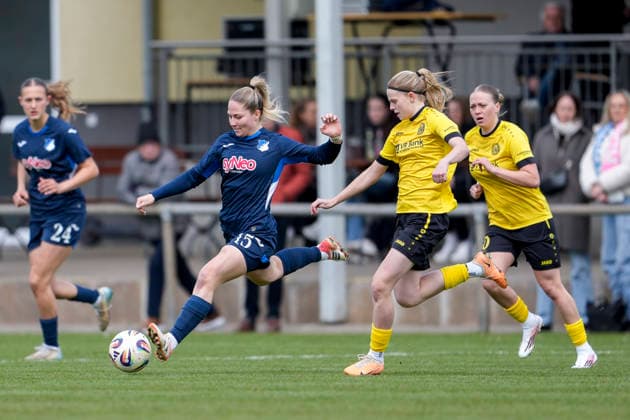 v.li.: Nadine Bitzer (TSG II, 15), Dana Keßler (Kessler, Weinberg, 6), Aktion, Action, Spielszene, 29.03.2026, St. Leon-Rot (Deutschland), Fussball, Frauen, Regionalliga Süd, TSG 1899 Hoffenheim U20 - SV 67 Weinberg, 29.03.2026, St. Leon-Rot (Deutschland), Fussball, Frauen, Regionalliga Süd, TSG 1899 Hoffenheim U20 - SV 67 Weinberg, DFB DFL REGULATIONS PROHIBIT ANY USE OF PHOTOGRAPHS AS IMAGE SEQUENCES AND OR QUASI-VIDEO.