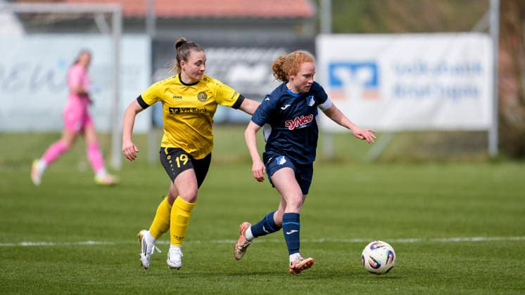 v.li.: Eva Wiesinger (Weinberg, 19),, Milena Röder (TSG II, 6), Zweikampf, Spielszene, Duell, duel, tackle, tackling, Dynamik, Action, Aktion, 29.03.2026, St. Leon-Rot (Deutschland), Fussball, Frauen, Regionalliga Süd, TSG 1899 Hoffenheim U20 - SV 67 Weinberg, 29.03.2026, St. Leon-Rot (Deutschland), Fussball, Frauen, Regionalliga Süd, TSG 1899 Hoffenheim U20 - SV 67 Weinberg, DFB DFL REGULATIONS PROHIBIT ANY USE OF PHOTOGRAPHS AS IMAGE SEQUENCES AND OR QUASI-VIDEO.