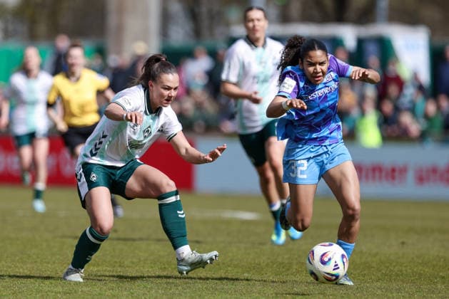 v.li.: Maja Sternad (SV Werder Bremen, 11) und Ella Touon (SGS Essen, 32) im Zweikampf, Duell, Dynamik, Aktion, Action, Spielszene, DIE DFB-RICHTLINIEN UNTERSAGEN JEGLICHE NUTZUNG VON FOTOS ALS SEQUENZBILDER UND ODER VIDEOÄHNLICHE FOTOSTRECKEN. DFB REGULATIONS PROHIBIT ANY USE OF PHOTOGRAPHS AS IMAGE SEQUENCES AND OR QUASI-VIDEO., 29.03.2026, Bremen (Deutschland), Fussball, Google Pixel Frauen-Bundesliga, SV Werder Bremen - SGS Essen