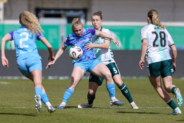 v.li.: Ramona Maier (SGS Essen, 9) und Michelle Ulbrich (SV Werder Bremen, 5) im Zweikampf, Duell, Dynamik, Aktion, Action, Spielszene, DIE DFB-RICHTLINIEN UNTERSAGEN JEGLICHE NUTZUNG VON FOTOS ALS SEQUENZBILDER UND ODER VIDEOÄHNLICHE FOTOSTRECKEN. DFB REGULATIONS PROHIBIT ANY USE OF PHOTOGRAPHS AS IMAGE SEQUENCES AND OR QUASI-VIDEO., 29.03.2026, Bremen (Deutschland), Fussball, Google Pixel Frauen-Bundesliga, SV Werder Bremen - SGS Essen