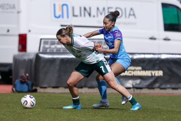 v.li.: Larissa Mühlhaus (SV Werder Bremen, 7) und Vanessa Fürst (SGS Essen, 8) im Zweikampf, Duell, Dynamik, Aktion, Action, Spielszene, DIE DFB-RICHTLINIEN UNTERSAGEN JEGLICHE NUTZUNG VON FOTOS ALS SEQUENZBILDER UND ODER VIDEOÄHNLICHE FOTOSTRECKEN. DFB REGULATIONS PROHIBIT ANY USE OF PHOTOGRAPHS AS IMAGE SEQUENCES AND OR QUASI-VIDEO., 29.03.2026, Bremen (Deutschland), Fussball, Google Pixel Frauen-Bundesliga, SV Werder Bremen - SGS Essen