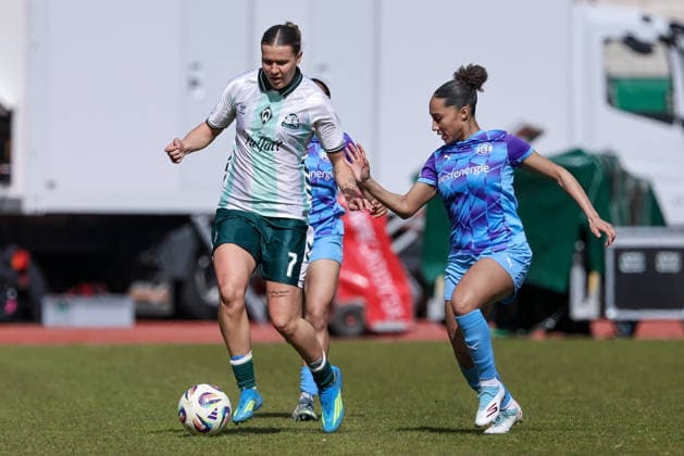 v.li.: Larissa Mühlhaus (SV Werder Bremen, 7) und Vanessa Fürst (SGS Essen, 8) im Zweikampf, Duell, Dynamik, Aktion, Action, Spielszene, DIE DFB-RICHTLINIEN UNTERSAGEN JEGLICHE NUTZUNG VON FOTOS ALS SEQUENZBILDER UND ODER VIDEOÄHNLICHE FOTOSTRECKEN. DFB REGULATIONS PROHIBIT ANY USE OF PHOTOGRAPHS AS IMAGE SEQUENCES AND OR QUASI-VIDEO., 29.03.2026, Bremen (Deutschland), Fussball, Google Pixel Frauen-Bundesliga, SV Werder Bremen - SGS Essen