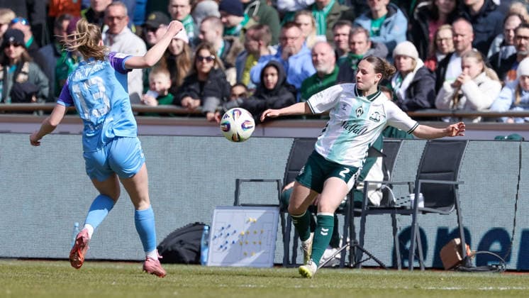 v.li.: Maike Berentzen (SGS Essen, 13) und Chiara D Angelo (SV Werder Bremen, 2) im Zweikampf, Duell, Dynamik, Aktion, Action, Spielszene, DIE DFB-RICHTLINIEN UNTERSAGEN JEGLICHE NUTZUNG VON FOTOS ALS SEQUENZBILDER UND ODER VIDEOÄHNLICHE FOTOSTRECKEN. DFB REGULATIONS PROHIBIT ANY USE OF PHOTOGRAPHS AS IMAGE SEQUENCES AND OR QUASI-VIDEO., 29.03.2026, Bremen (Deutschland), Fussball, Google Pixel Frauen-Bundesliga, SV Werder Bremen - SGS Essen