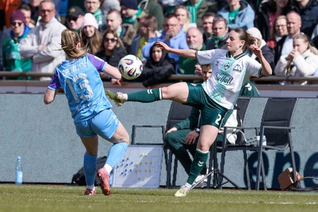 v.li.: Maike Berentzen (SGS Essen, 13) und Chiara D Angelo (SV Werder Bremen, 2) im Zweikampf, Duell, Dynamik, Aktion, Action, Spielszene, DIE DFB-RICHTLINIEN UNTERSAGEN JEGLICHE NUTZUNG VON FOTOS ALS SEQUENZBILDER UND ODER VIDEOÄHNLICHE FOTOSTRECKEN. DFB REGULATIONS PROHIBIT ANY USE OF PHOTOGRAPHS AS IMAGE SEQUENCES AND OR QUASI-VIDEO., 29.03.2026, Bremen (Deutschland), Fussball, Google Pixel Frauen-Bundesliga, SV Werder Bremen - SGS Essen