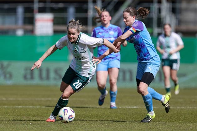 v.li.: Lena Petermann (SV Werder Bremen, 20) und Lena Ostermeier (SGS Essen, 18) im Zweikampf, Duell, Dynamik, Aktion, Action, Spielszene, DIE DFB-RICHTLINIEN UNTERSAGEN JEGLICHE NUTZUNG VON FOTOS ALS SEQUENZBILDER UND ODER VIDEOÄHNLICHE FOTOSTRECKEN. DFB REGULATIONS PROHIBIT ANY USE OF PHOTOGRAPHS AS IMAGE SEQUENCES AND OR QUASI-VIDEO., 29.03.2026, Bremen (Deutschland), Fussball, Google Pixel Frauen-Bundesliga, SV Werder Bremen - SGS Essen