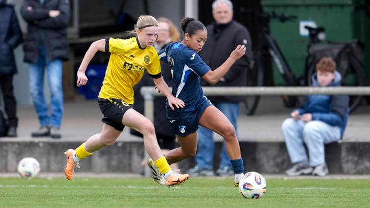 v.li.: Dana Keßler (Kessler, Weinberg, 6), Maimouna Stein (TSG II, 11), Zweikampf, Spielszene, Duell, duel, tackle, tackling, Dynamik, Action, Aktion, 29.03.2026, St. Leon-Rot (Deutschland), Fussball, Frauen, Regionalliga Süd, TSG 1899 Hoffenheim U20 - SV 67 Weinberg, 29.03.2026, St. Leon-Rot (Deutschland), Fussball, Frauen, Regionalliga Süd, TSG 1899 Hoffenheim U20 - SV 67 Weinberg, DFB DFL REGULATIONS PROHIBIT ANY USE OF PHOTOGRAPHS AS IMAGE SEQUENCES AND OR QUASI-VIDEO.