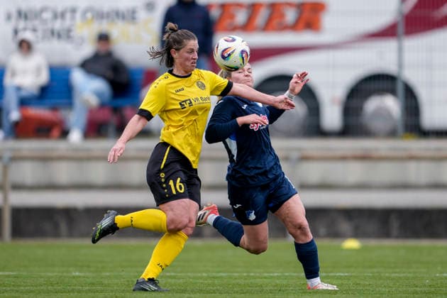 v.li.: Meike Bohn (Weinberg, 16), Nadine Bitzer (TSG II, 15), Zweikampf, Spielszene, Duell, duel, tackle, tackling, Dynamik, Action, Aktion, 29.03.2026, St. Leon-Rot (Deutschland), Fussball, Frauen, Regionalliga Süd, TSG 1899 Hoffenheim U20 - SV 67 Weinberg, 29.03.2026, St. Leon-Rot (Deutschland), Fussball, Frauen, Regionalliga Süd, TSG 1899 Hoffenheim U20 - SV 67 Weinberg, DFB DFL REGULATIONS PROHIBIT ANY USE OF PHOTOGRAPHS AS IMAGE SEQUENCES AND OR QUASI-VIDEO.