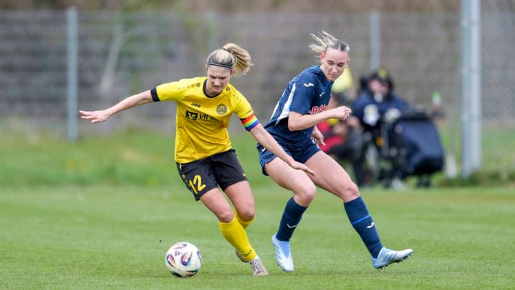 v.li.: Anna Hofrichter (Weinberg, 12), Rieke Jungebloed (TSG II, 16), Zweikampf, Spielszene, Duell, duel, tackle, tackling, Dynamik, Action, Aktion, 29.03.2026, St. Leon-Rot (Deutschland), Fussball, Frauen, Regionalliga Süd, TSG 1899 Hoffenheim U20 - SV 67 Weinberg, 29.03.2026, St. Leon-Rot (Deutschland), Fussball, Frauen, Regionalliga Süd, TSG 1899 Hoffenheim U20 - SV 67 Weinberg, DFB DFL REGULATIONS PROHIBIT ANY USE OF PHOTOGRAPHS AS IMAGE SEQUENCES AND OR QUASI-VIDEO.