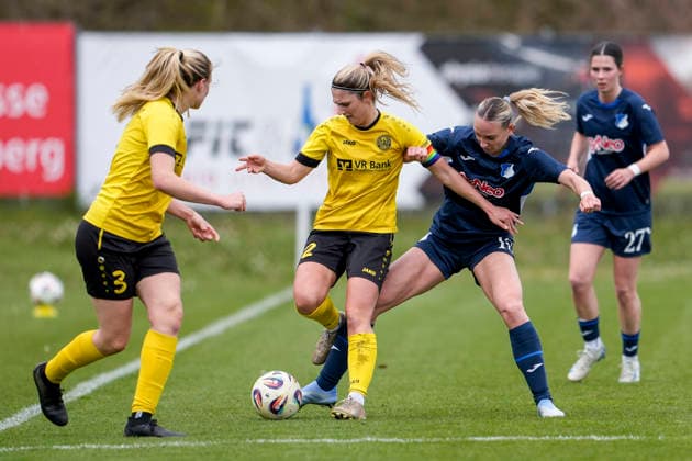v.li.: Mara Grimm (Weinberg, 3), Anna Hofrichter (Weinberg, 12), Rieke Jungebloed (TSG II, 16), Victoria Säring (TSG II, 27), Zweikampf, Spielszene, Duell, duel, tackle, tackling, Dynamik, Action, Aktion, 29.03.2026, St. Leon-Rot (Deutschland), Fussball, Frauen, Regionalliga Süd, TSG 1899 Hoffenheim U20 - SV 67 Weinberg, 29.03.2026, St. Leon-Rot (Deutschland), Fussball, Frauen, Regionalliga Süd, TSG 1899 Hoffenheim U20 - SV 67 Weinberg, DFB DFL REGULATIONS PROHIBIT ANY USE OF PHOTOGRAPHS AS IMAGE SEQUENCES AND OR QUASI-VIDEO.