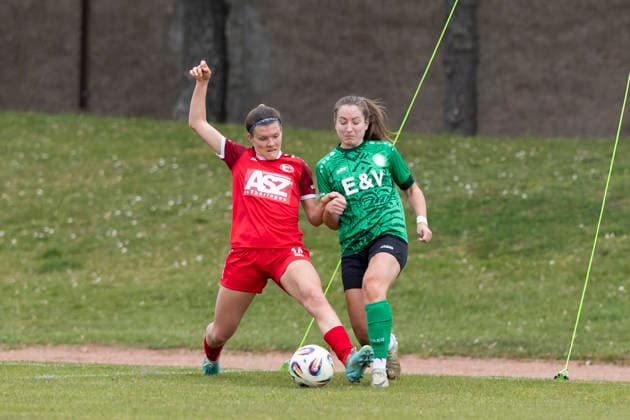 Regionalliga Nordost Frauen: 1. FFV Erfurt vs. SV Eintracht Leipzig-Südk; Erfurt; 29.03.2026 Tessa Berger ( 16; 1. FFV Erfurt) gegen Rabea Sophie Haarmann ( 23; SV Eintracht Leipzig-Süd) Regionalliga Nordost Frauen: 1. FFV Erfurt vs. SV Eintracht Leipzig-Süd; Sportforum Johannesplatz Erfurt; 29.03.2026 Copyright: xBEAUTIFULxSPORTS Duehringx