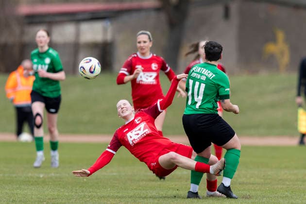 Regionalliga Nordost Frauen: 1. FFV Erfurt vs. SV Eintracht Leipzig-Südk; Erfurt; 29.03.2026 Maja Felicitas Bauerschmidt ( 10; 1. FFV Erfurt) gegen Jennifer Weber ( 14; SV Eintracht Leipzig-Süd) Regionalliga Nordost Frauen: 1. FFV Erfurt vs. SV Eintracht Leipzig-Süd; Sportforum Johannesplatz Erfurt; 29.03.2026 Copyright: xBEAUTIFULxSPORTS Duehringx