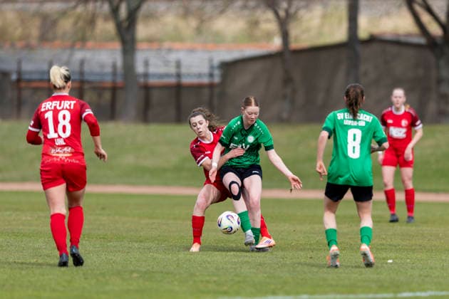 Regionalliga Nordost Frauen: 1. FFV Erfurt vs. SV Eintracht Leipzig-Südk; Erfurt; 29.03.2026 Jasmin Sautter ( 4; 1. FFV Erfurt) gegen Pauline Förster ( 10; SV Eintracht Leipzig-Süd) Regionalliga Nordost Frauen: 1. FFV Erfurt vs. SV Eintracht Leipzig-Süd; Sportforum Johannesplatz Erfurt; 29.03.2026 Copyright: xBEAUTIFULxSPORTS Duehringx