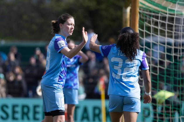 Deutschland: Fußball Google Pixel Frauen- Bundesliga 2025 26, 22. Spieltag - SV Werder Bremen vs SGS Essen - Weserstadion Platz 11 (Bremen): Ella Touon (SGS Essen, 32) Lena Ostermeier (SGS Essen, 18) Copyright: xAylinxKreutzsteinx