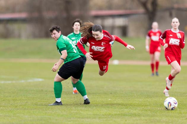 Regionalliga Nordost Frauen: 1. FFV Erfurt vs. SV Eintracht Leipzig-Südk; Erfurt; 29.03.2026 Jennifer Weber ( 14; SV Eintracht Leipzig-Süd) gegen Lea Schrenk ( 19; 1. FFV Erfurt) Regionalliga Nordost Frauen: 1. FFV Erfurt vs. SV Eintracht Leipzig-Süd; Sportforum Johannesplatz Erfurt; 29.03.2026 Copyright: xBEAUTIFULxSPORTS Duehringx
