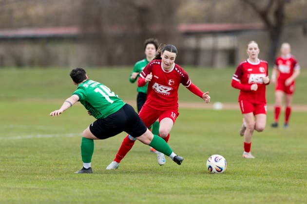 Regionalliga Nordost Frauen: 1. FFV Erfurt vs. SV Eintracht Leipzig-Südk; Erfurt; 29.03.2026 Jennifer Weber ( 14; SV Eintracht Leipzig-Süd) gegen Lea Schrenk ( 19; 1. FFV Erfurt) Regionalliga Nordost Frauen: 1. FFV Erfurt vs. SV Eintracht Leipzig-Süd; Sportforum Johannesplatz Erfurt; 29.03.2026 Copyright: xBEAUTIFULxSPORTS Duehringx