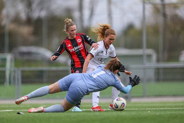 GER, Frankfurt, Eintracht Frankfurt II vs FC Ingolstadt, 2. Frauen Bundesliga, Fussball, DFB, Spielzeit 2025 2026, Stadion am Brentanobad, 21. Spieltag im Bild v.l.: Marie Kleemann (Eintracht Frankfurt 17) erzielt das 1:0, Tor, Franziska Maier (FC Ingolstadt Frauen 1) DFB DFL REGULATIONS PROHIBIT ANY USE OF PHOTOGRAPHS AS IMAGE SEQUENCES AND OR QUASI-VIDEO, 29.03.2026 Copyright: HMBxMedia HendrikxHamelau