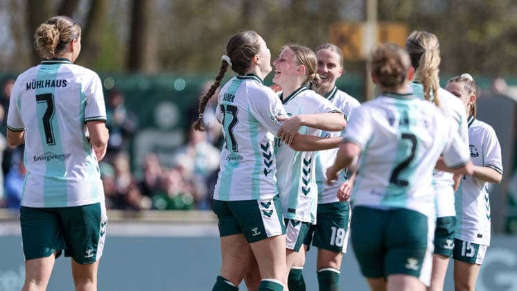 Spielerinnen des SV Werder Bremen mit Torjubel, Jubel, jubeln, jubelt, optimistisch, Spielszene, Highlight, Freude über das Tor zum 1:0, DIE DFB-RICHTLINIEN UNTERSAGEN JEGLICHE NUTZUNG VON FOTOS ALS SEQUENZBILDER UND ODER VIDEOÄHNLICHE FOTOSTRECKEN. DFB REGULATIONS PROHIBIT ANY USE OF PHOTOGRAPHS AS IMAGE SEQUENCES AND OR QUASI-VIDEO., 29.03.2026, Bremen (Deutschland), Fussball, Google Pixel Frauen-Bundesliga, SV Werder Bremen - SGS Essen