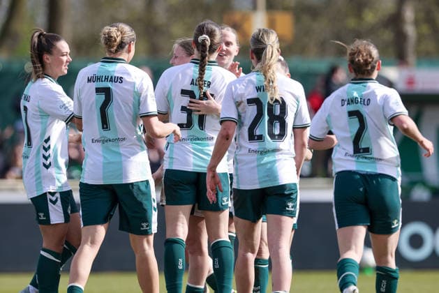 Spielerinnen des SV Werder Bremen mit Torjubel, Jubel, jubeln, jubelt, optimistisch, Spielszene, Highlight, Freude über das Tor zum 1:0, DIE DFB-RICHTLINIEN UNTERSAGEN JEGLICHE NUTZUNG VON FOTOS ALS SEQUENZBILDER UND ODER VIDEOÄHNLICHE FOTOSTRECKEN. DFB REGULATIONS PROHIBIT ANY USE OF PHOTOGRAPHS AS IMAGE SEQUENCES AND OR QUASI-VIDEO., 29.03.2026, Bremen (Deutschland), Fussball, Google Pixel Frauen-Bundesliga, SV Werder Bremen - SGS Essen