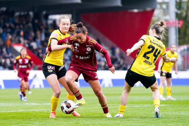 Switzerland: AXA Womens Cup Final 2025 26, BSC YB Frauen vs Servette FC Chenois Feminin - Schützenwiese, Winterthur: Noa Linn Münger (Noa Linn Munger) (8 Young Boys) and Paula Serrano (19 Servette) battle for the ball (duel) Copyright: xDanielaxPorcellix