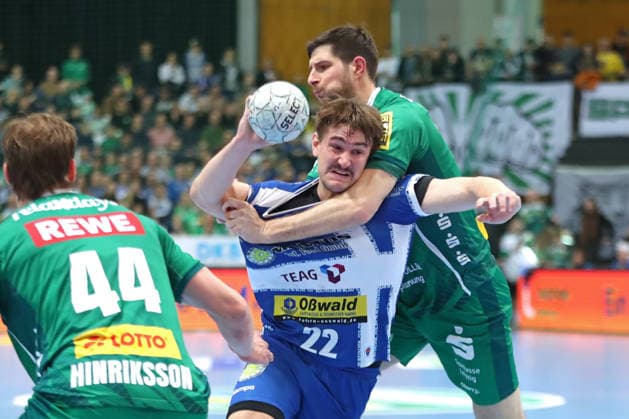 Handball DAIKIN HBL, SC DHfK Leipzig - ThSV Eisenach; 29.03.2026 Felix Aellen (22, ThSV Eisenach) wird von Marko Mamic (14, SC DHfK Leipzig) gepackt. Handball, DAIKIN HBL, 1. Bundesliga, Saison 2025 2026, 26. Spieltag: SC DHfK Leipzig vs. ThSV Eisenach am 29.03.2026 in der Quarterback Immobilien Arena Leipzig. Copyright: xBEAUTIFULxSPORTS JanxKaeferx