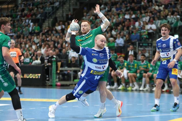 Handball DAIKIN HBL, SC DHfK Leipzig - ThSV Eisenach; 29.03.2026 Peter Walz (14, ThSV Eisenach) kommt gegen Tomas Piroch (7, SC DHfK Leipzig) zum Wurf. Handball, DAIKIN HBL, 1. Bundesliga, Saison 2025 2026, 26. Spieltag: SC DHfK Leipzig vs. ThSV Eisenach am 29.03.2026 in der Quarterback Immobilien Arena Leipzig. Copyright: xBEAUTIFULxSPORTS JanxKaeferx