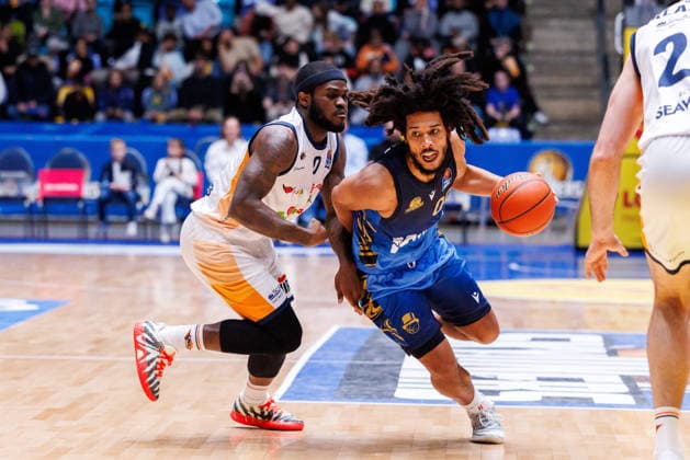 easycredit BBL, Frankfurt Skyliners - Rostock Seawolves, 29.03.2026 Tyger Campbell (Frankfurt Skyliners, 00) im Spielaufbau gegen TJ Crockett Jr. (Rostock Seawolves, 0) Spiel der easycredit BBL: Frankfurt Skyliners - Rostock Seawolves; am 26. Spieltag der Saison 25 26 in der Süwag Energie ARENA am 29.03.2026 Copyright: xBEAUTIFULxSPORTS Hahnex