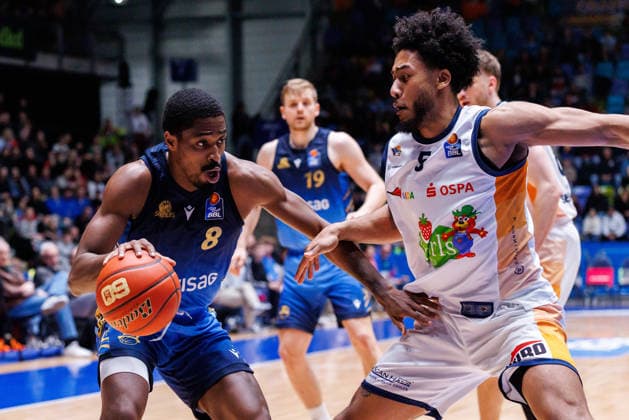 easycredit BBL, Frankfurt Skyliners - Rostock Seawolves, 29.03.2026 William Christmas (Frankfurt Skyliners, 8) zieht zum Korb gegen D Shawn Schwartz (Rostock Seawolves, 5) Spiel der easycredit BBL: Frankfurt Skyliners - Rostock Seawolves; am 26. Spieltag der Saison 25 26 in der Süwag Energie ARENA am 29.03.2026 Copyright: xBEAUTIFULxSPORTS Hahnex