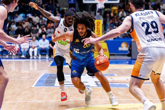 easycredit BBL, Frankfurt Skyliners - Rostock Seawolves, 29.03.2026 Tyger Campbell (Frankfurt Skyliners, 00) im Spielaufbau gegen TJ Crockett Jr. (Rostock Seawolves, 0) Spiel der easycredit BBL: Frankfurt Skyliners - Rostock Seawolves; am 26. Spieltag der Saison 25 26 in der Süwag Energie ARENA am 29.03.2026 Copyright: xBEAUTIFULxSPORTS Hahnex