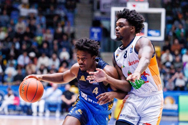 easycredit BBL, Frankfurt Skyliners - Rostock Seawolves, 29.03.2026 Nahiem Alleyne (Frankfurt Skyliners, 4) zieht zum Korb gegen Kassim Nicholson (Rostock Seawolves, 8) Spiel der easycredit BBL: Frankfurt Skyliners - Rostock Seawolves; am 26. Spieltag der Saison 25 26 in der Süwag Energie ARENA am 29.03.2026 Copyright: xBEAUTIFULxSPORTS Hahnex