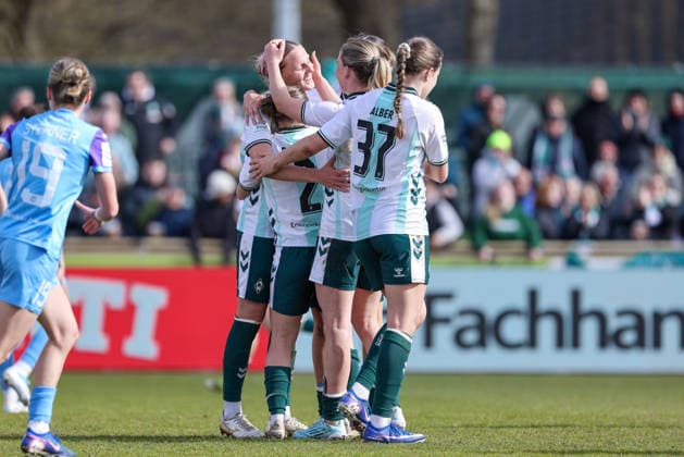 v.li.: Torschützin Lina Hausicke (SV Werder Bremen, 18) und Spielerinnen des SV Werder Bremen mit Torjubel, Jubel, jubeln, jubelt, optimistisch, Spielszene, Highlight, Freude über das Tor zum 2:0, DIE DFB-RICHTLINIEN UNTERSAGEN JEGLICHE NUTZUNG VON FOTOS ALS SEQUENZBILDER UND ODER VIDEOÄHNLICHE FOTOSTRECKEN. DFB REGULATIONS PROHIBIT ANY USE OF PHOTOGRAPHS AS IMAGE SEQUENCES AND OR QUASI-VIDEO., 29.03.2026, Bremen (Deutschland), Fussball, Google Pixel Frauen-Bundesliga, SV Werder Bremen - SGS Essen