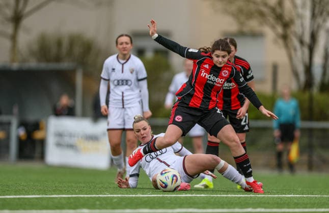 GER, Frankfurt, Eintracht Frankfurt II vs FC Ingolstadt, 2. Frauen Bundesliga, Fussball, DFB, Spielzeit 2025 2026, Stadion am Brentanobad, 21. Spieltag im Bild v.l.: Jenny Beyer (FC Ingolstadt Frauen 8), Georgia Stanti (Eintracht Frankfurt II 10), Zweikampf DFB DFL REGULATIONS PROHIBIT ANY USE OF PHOTOGRAPHS AS IMAGE SEQUENCES AND OR QUASI-VIDEO, 29.03.2026 Copyright: HMBxMedia HendrikxHamelau