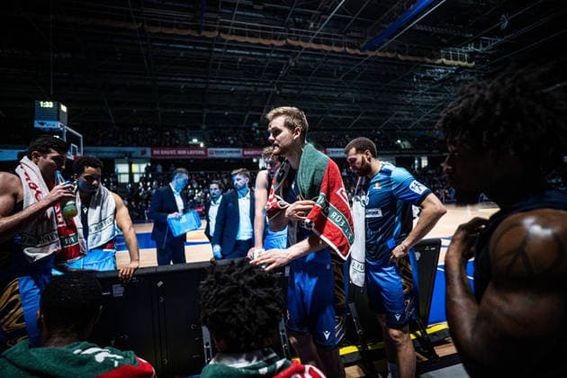 29.03.2026, xhfmx, Basketball easyCredit BBL Bundesliga, Frankfurt Skyliners - Rostock Seawolves Till Pape (Skyliners Frankfurt) mit Ansage an die Mannschaft (DFL DFB REGULATIONS PROHIBIT ANY USE OF PHOTOGRAPHS as IMAGE SEQUENCES and or QUASI-VIDEO) Frankfurt am Main