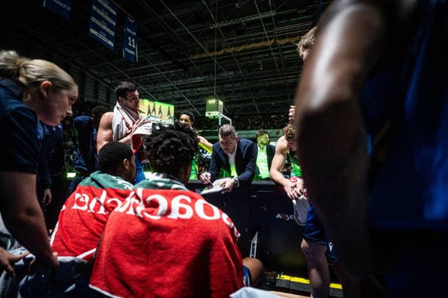 29.03.2026, xhfmx, Basketball easyCredit BBL Bundesliga, Frankfurt Skyliners - Rostock Seawolves Klaus Perwas (Trainer Skyliners Frankfurt) mit Ansage an seine Mannschaft (DFL DFB REGULATIONS PROHIBIT ANY USE OF PHOTOGRAPHS as IMAGE SEQUENCES and or QUASI-VIDEO) Frankfurt am Main
