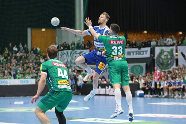 Handball DAIKIN HBL, SC DHfK Leipzig - ThSV Eisenach; 29.03.2026 Dominik Solak (30, ThSV Eisenach) in der Luft gegen Luka Rogan (33, SC DHfK Leipzig). Handball, DAIKIN HBL, 1. Bundesliga, Saison 2025 2026, 26. Spieltag: SC DHfK Leipzig vs. ThSV Eisenach am 29.03.2026 in der Quarterback Immobilien Arena Leipzig. Copyright: xBEAUTIFULxSPORTS JanxKaeferx