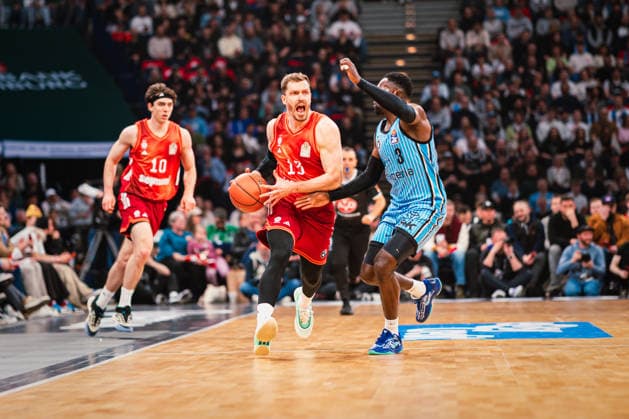 Easycredit BBL: Veolia Towers Hamburg - FC Bayern München Basketball, 29.03.2026 Andreas Obst (FC Bayern München Basketball, 13) gegen Osaro Rich (Veolia Towers Hamburg, 3); Easycredit BBL: Veolia Towers Hamburg vs. FC Bayern München Basketball am 29.03.2026 in der Barclays Arena, Hamburg Copyright: xBEAUTIFULxSPORTS Tonhäuserx