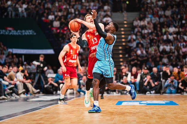 Easycredit BBL: Veolia Towers Hamburg - FC Bayern München Basketball, 29.03.2026 Andreas Obst (FC Bayern München Basketball, 13) gegen Osaro Rich (Veolia Towers Hamburg, 3); Easycredit BBL: Veolia Towers Hamburg vs. FC Bayern München Basketball am 29.03.2026 in der Barclays Arena, Hamburg Copyright: xBEAUTIFULxSPORTS Tonhäuserx