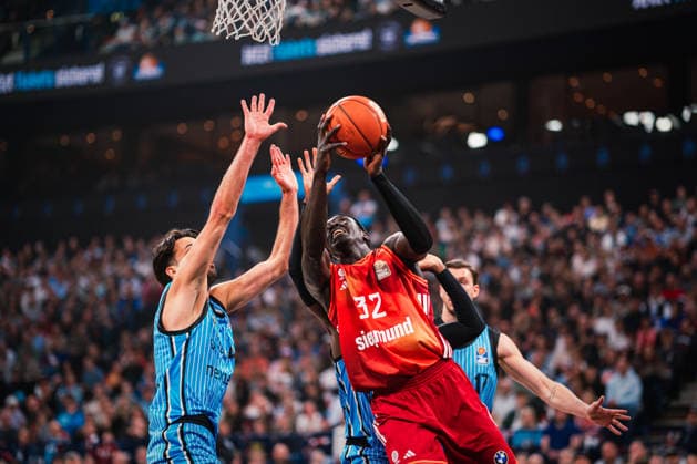 Easycredit BBL: Veolia Towers Hamburg - FC Bayern München Basketball, 29.03.2026 Wenyen Gabriel (FC Bayern München Basketball, 32) wirft, daneben Benedikt TurudiÄ‡ (Veolia Towers Hamburg, 44); Easycredit BBL: Veolia Towers Hamburg vs. FC Bayern München Basketball am 29.03.2026 in der Barclays Arena, Hamburg Copyright: xBEAUTIFULxSPORTS Tonhäuserx